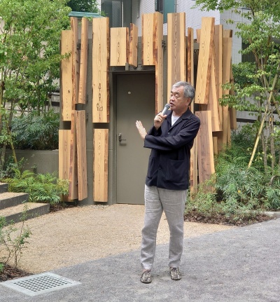 トイレの前で会見した隈研吾氏。公共トイレをデザインしたのは約30年ぶり、2回目だといい、トイレには強い思い入れがあるという(写真:日経クロステック)
