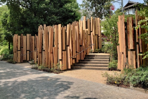 渋谷区の鍋島松濤公園内に完成した隈研吾氏による「鍋島松濤公園トイレ」(写真:日経クロステック)