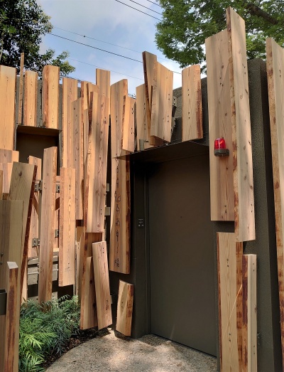 施設は5つに分棟し、各個室の外壁をスギ板のルーバーで覆った。スギ板は耳付きの吉野杉をぜいたくに使い、自然に近づけるようにランダムな角度で取り付けた(写真:日経クロステック)