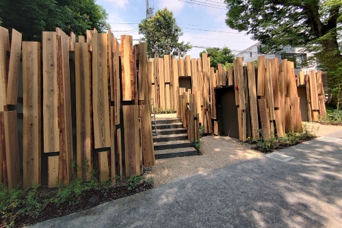 用途別トイレが3つ、隣り合う小便トイレが2つある。さらに防災倉庫(写真左)がある(写真:日経クロステック)