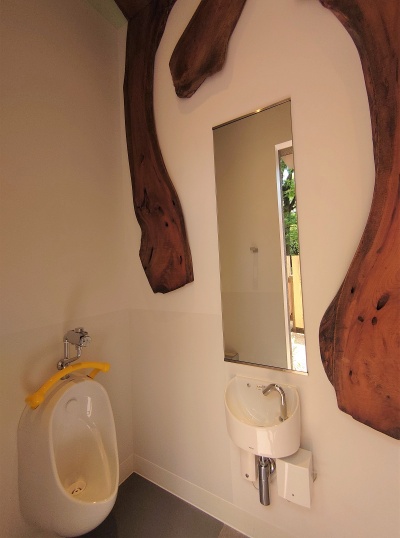 トイレ内にも木の飾りを付けている。写真は幼児用トイレ（写真：日経クロステック）