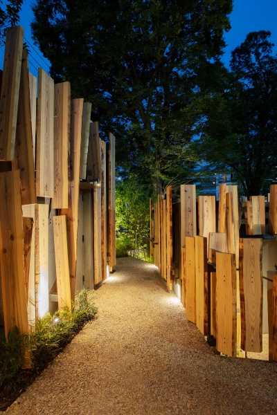 夜は小道がライトアップされる(写真:永禮 賢、提供:日本財団)