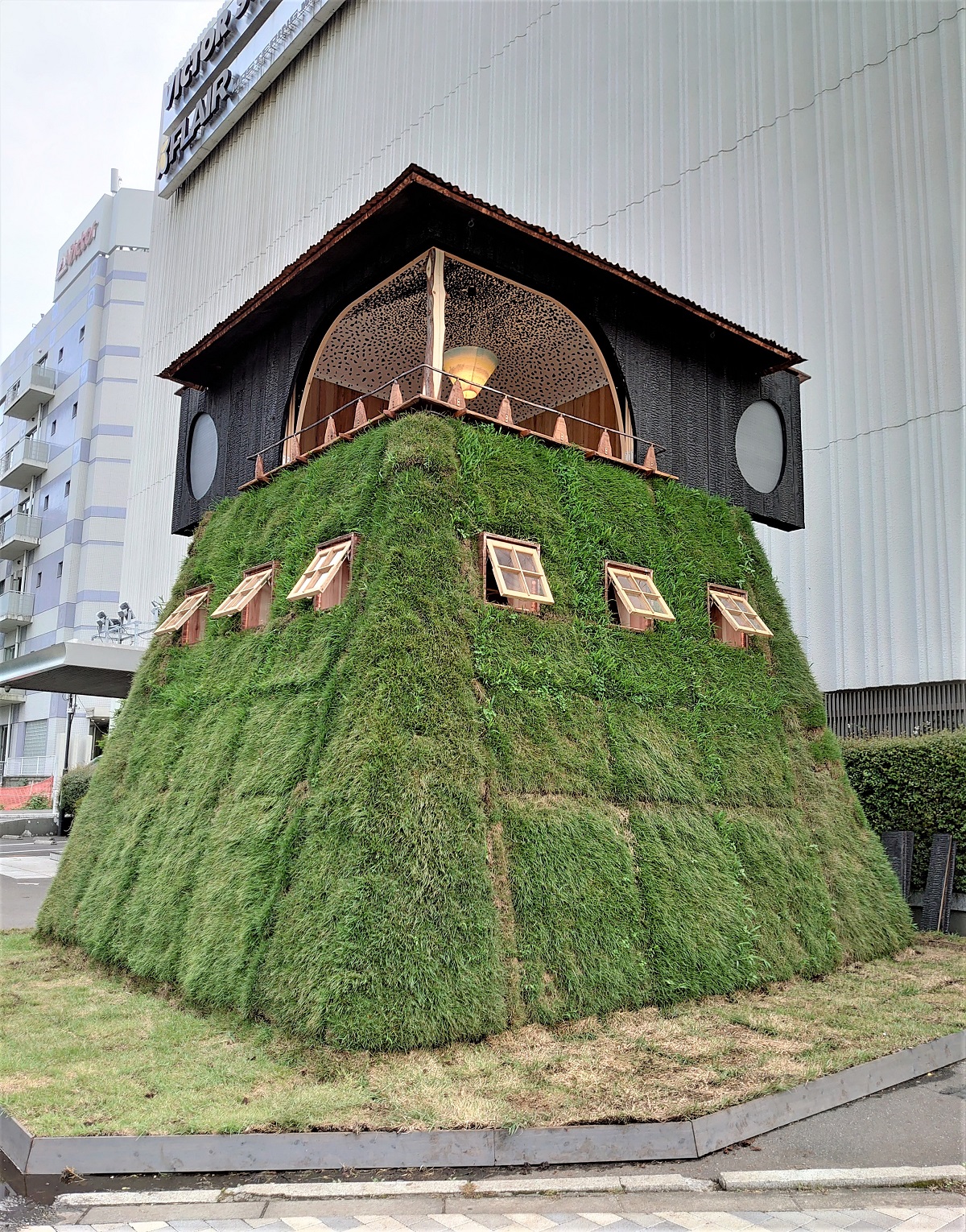 地上から茶室の開口を見上げる。パビリオンの高さは約6m。茶室の床面は地上から約3mの高さにある（写真：日経クロステック）