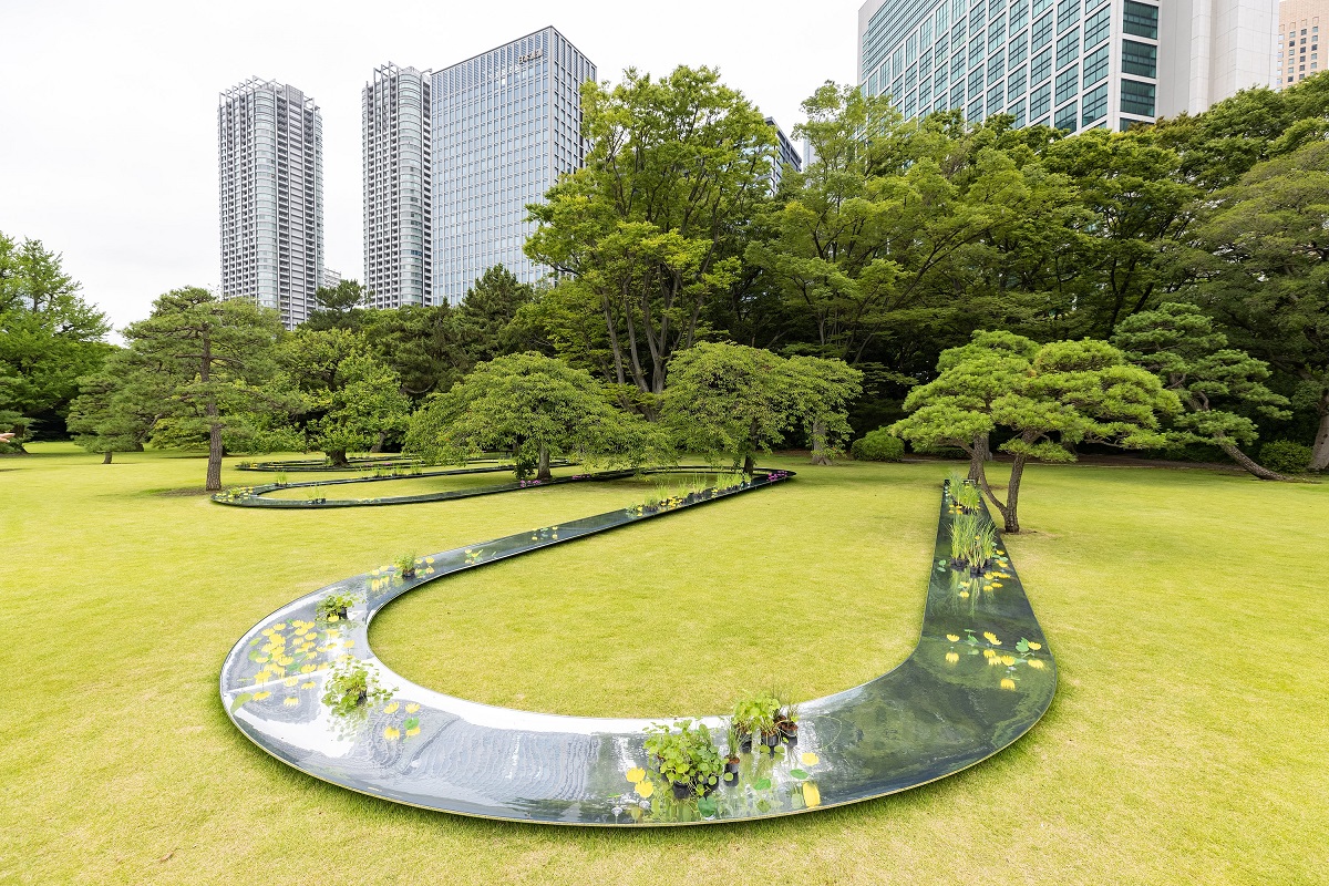 妹島和世氏のパビリオン「水明（すいめい）」。地をはうような建築物だ（写真：北山 宏一）