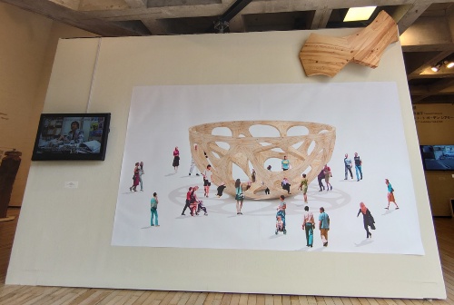 ワタリウム美術館に展示されているパビリオン計画時の完成イメージと、集成材から切り出した木のパーツ（写真：日経クロステック）