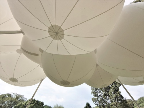 パビリオンを下から見上げる。バルーンの大きさを実感できる。バルーンは日差しを遮る屋根にもなる(写真:日経クロステック)