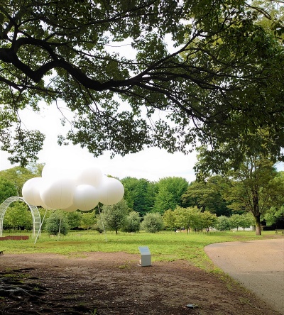 代々木公園の原宿門を抜けて少し進むと、緑が広がる大きな敷地の中に雲のパビリオンが見えてくる(写真:日経クロステック)