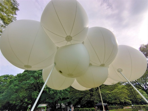 近づいて見上げてみると、バルーンはぶどうの房のようだ(写真:日経クロステック)