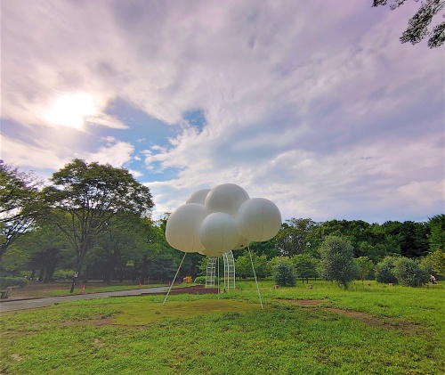 代々木公園の原宿門を入ってすぐのパノラマ広場付近に設置された雲のパビリオン（写真：日経クロステック）