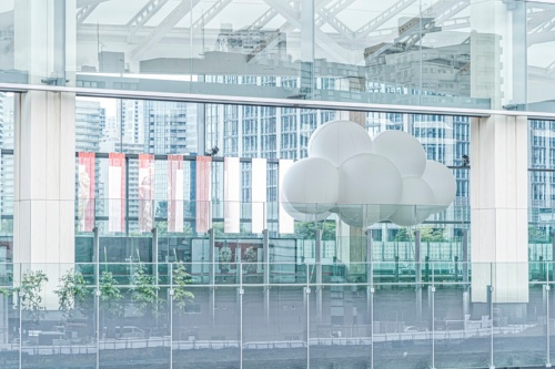 2020年3月に開業した新駅「高輪ゲートウェイ駅」の改札内に設置された雲のパビリオン(写真:後藤 秀二)