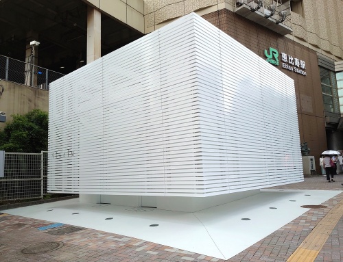 渋谷区のJR恵比寿駅に隣接する「恵比寿駅西口公衆トイレ」。真っ白な箱のような外観が特徴。デザインはクリエーティブディレクターの佐藤可士和氏が担当した(写真:日経クロステック)