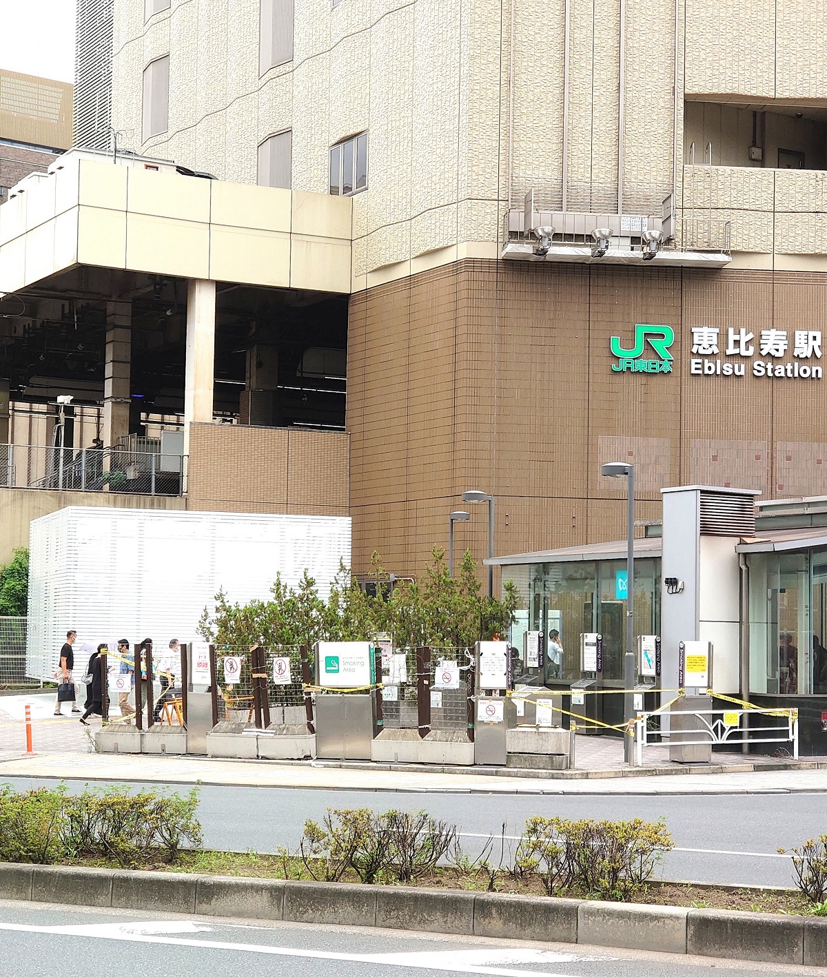 トイレは少し離れた場所から見ると、まさに白い箱に見える。遠目にはトイレと思えない（写真：日経クロステック）