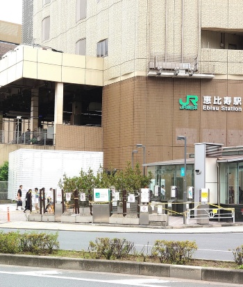 トイレは少し離れた場所から見ると、まさに白い箱に見える。遠目にはトイレと思えない(写真:日経クロステック)