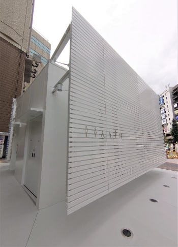 裏手に回ると、ようやくトイレが見える(写真:日経クロステック)