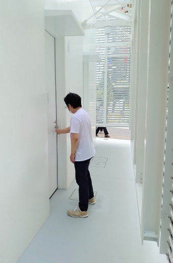 ルーバーの内側の建物に、5つのトイレブースがある(写真:日経クロステック)