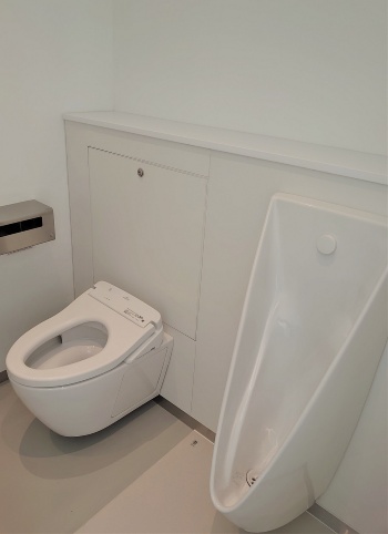 トイレブースの中も真っ白だ。トイレ機器はTOTOが担当(写真:日経クロステック)