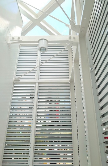 トイレの建物とルーバーの間の通路は天井が抜けており、空が見える(写真:日経クロステック)