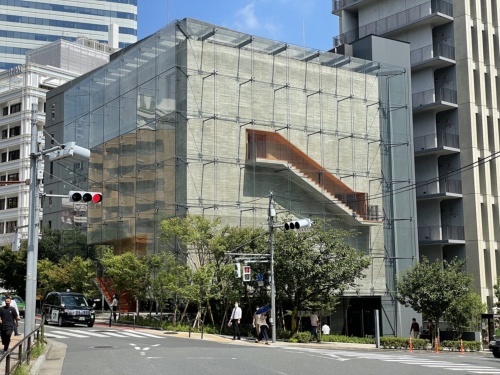 東京都千代田区に完成した「紀尾井清堂」。建て主である一般社団法人倫理研究所のオフィス向かいに位置する(写真:日経アーキテクチュア)