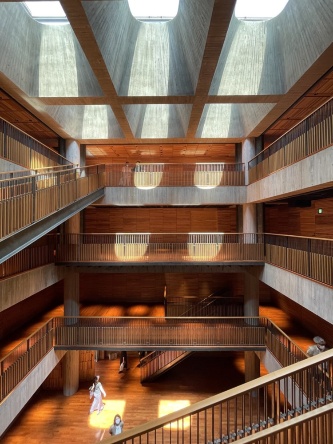 紀尾井清堂の内観。中央に大きな4層吹き抜けを設けている(写真:日経アーキテクチュア)