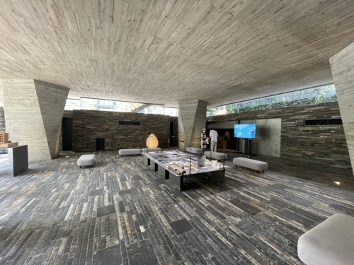 1階ピロティの内観。北から南に向かって下る、高低差のある敷地に建てたため、地上1階でも地下のようなひんやりとした空間となっている(写真:日経アーキテクチュア)