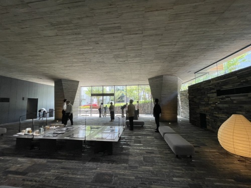 1階ピロティ、西側を見る(写真:日経アーキテクチュア)