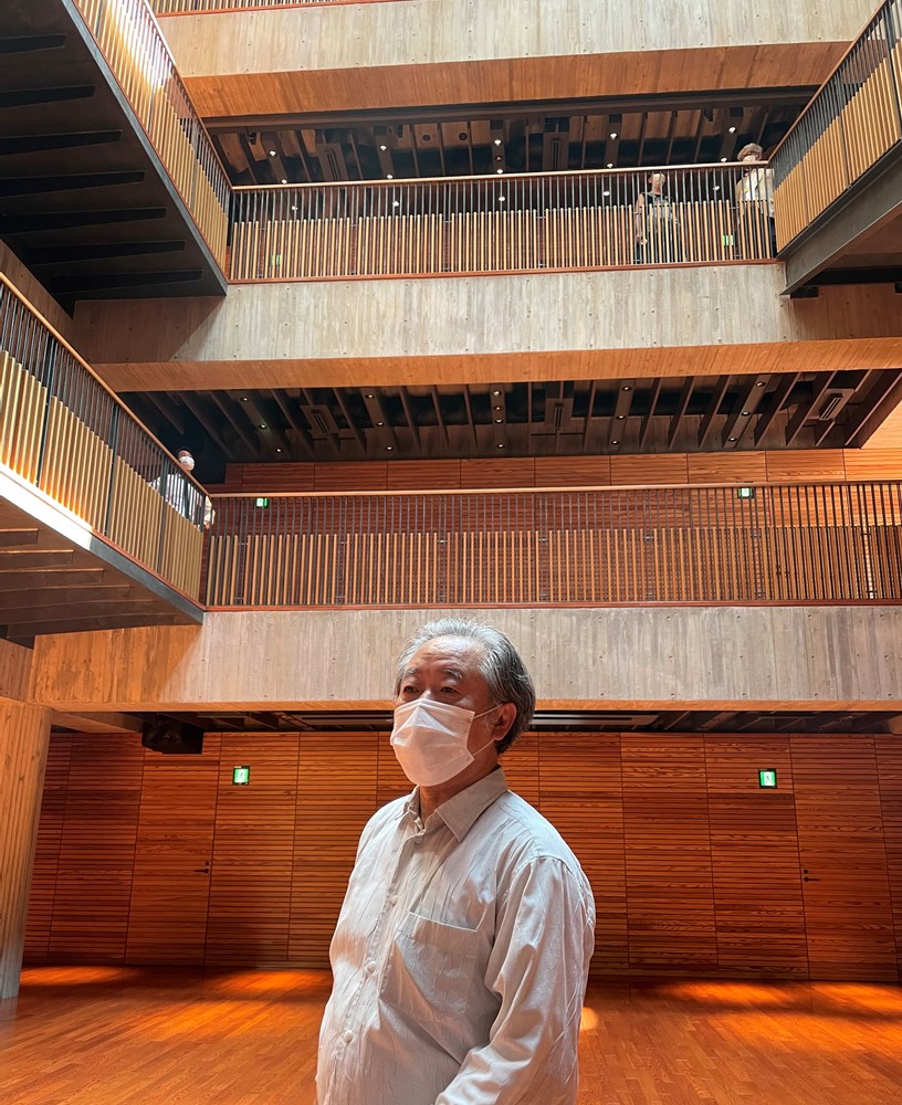 建物の説明をする内藤廣氏（写真：日経アーキテクチュア）