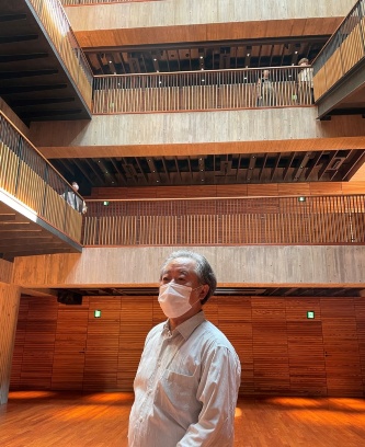 建物の説明をする内藤廣氏(写真:日経アーキテクチュア)