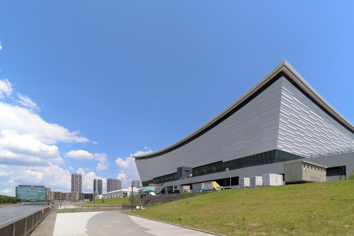 有明アリーナの北西側外観。大会後の工事なども含めて整備費は約370億円(写真:日経クロステック)