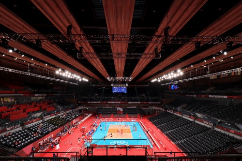 有明アリーナの内観。後利用時の運営にはコンセッション方式を導入。電通を代表として10社が参画する特別目的会社「東京有明アリーナ」が選ばれている。25年間にわたる契約となる(写真:日経クロステック)