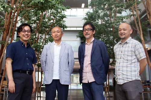 左から、久米設計の藤森慶弘・設計本部建築設計部副部長、安東直専務執行役員・設計本部プリンシパル、谷口強志・開発マネジメント本部プロジェクトマネジメント部副統括部長、伊藤央・環境技術本部構造設計部主管(写真:日経クロステック)