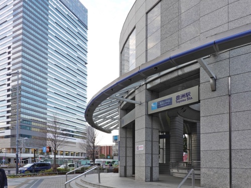 東京メトロ有楽町線の豊洲駅（写真右）と2020年にオープンしたオフィスやホテルが入居する豊洲ベイサイドクロスタワー。同駅は再開発が盛んな東京臨海部の主要駅の1つだ（写真：日経クロステック）