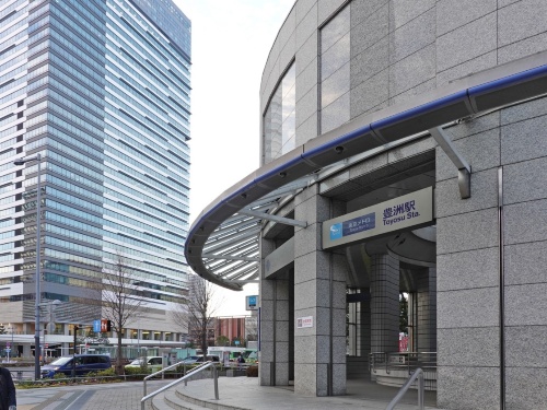 東京メトロ有楽町線の豊洲駅(写真右)と2020年にオープンしたオフィスやホテルが入居する豊洲ベイサイドクロスタワー。同駅は再開発が盛んな東京臨海部の主要駅の1つだ(写真:日経クロステック)
