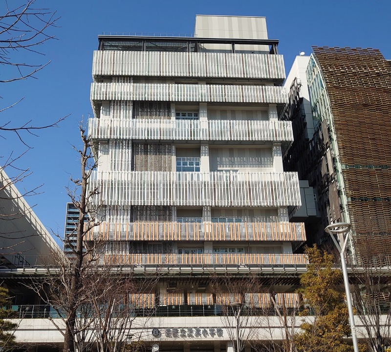 東京都心に地上9階建ての 積層型 小学校 教室の上に体育館やプール 校庭も 日経クロステック Xtech 東京都心に地上9階建ての 積層型 小学校 教室の上に体育館やプール 校庭も 日経クロステック Xtech