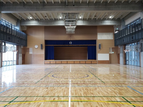 体育館は2層分の高さがある（写真：港区教育委員会事務局学校教育部学務課）
