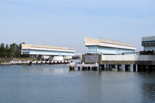 1998年から運用を停止している羽田可動橋。平行に海底を通る羽田トンネルの更新工事中に、迂回路として活用する検討が始まった（写真：日経クロステック）