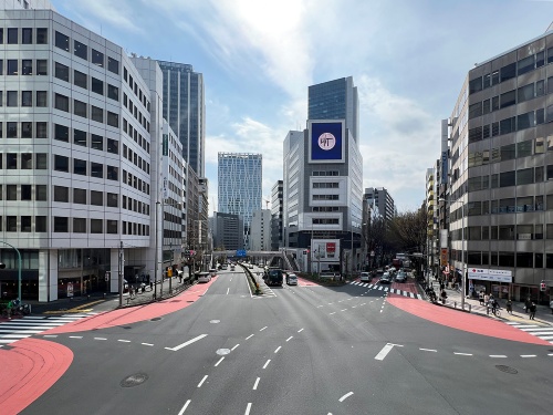 宮益坂上交差点越しに渋谷方面を望んだ現況。正面が渋谷2丁目西地区再開発A街区の計画地、青山通りを挟んで左手が同B街区の計画地。右奥は宮益坂。交差点右側(美竹通り)を進むと渋谷1丁目地区共同開発事業の計画地やMIYASHITA PARKに至る(写真:日経クロステック)