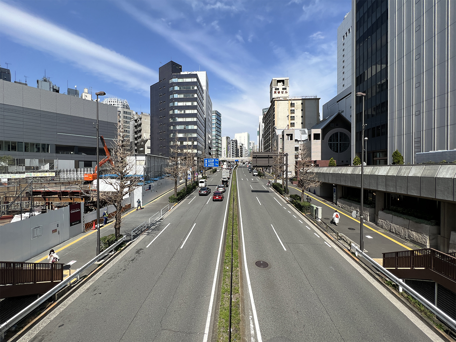 青山通りの現況。左奥が渋谷2丁目西地区再開発のA街区、右奥が同B街区の計画地。右手前は渋谷クロスタワー（計画地外）。左手前の渋谷ヒカリエに隣接する敷地では、東急が事業協力者となる渋谷2丁目17地区再開発の工事が進む（写真：日経クロステック）