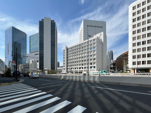 六本木通り側から望んだ現況。正面が渋谷2丁目西地区再開発B街区の計画地、右手前が同C街区の計画地（写真：日経クロステック）