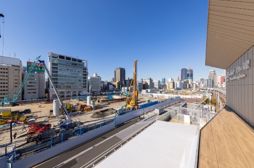 高輪ゲートウェイ駅から計画地の北側を見た景色。21年12月末時点(写真:北山 宏一)