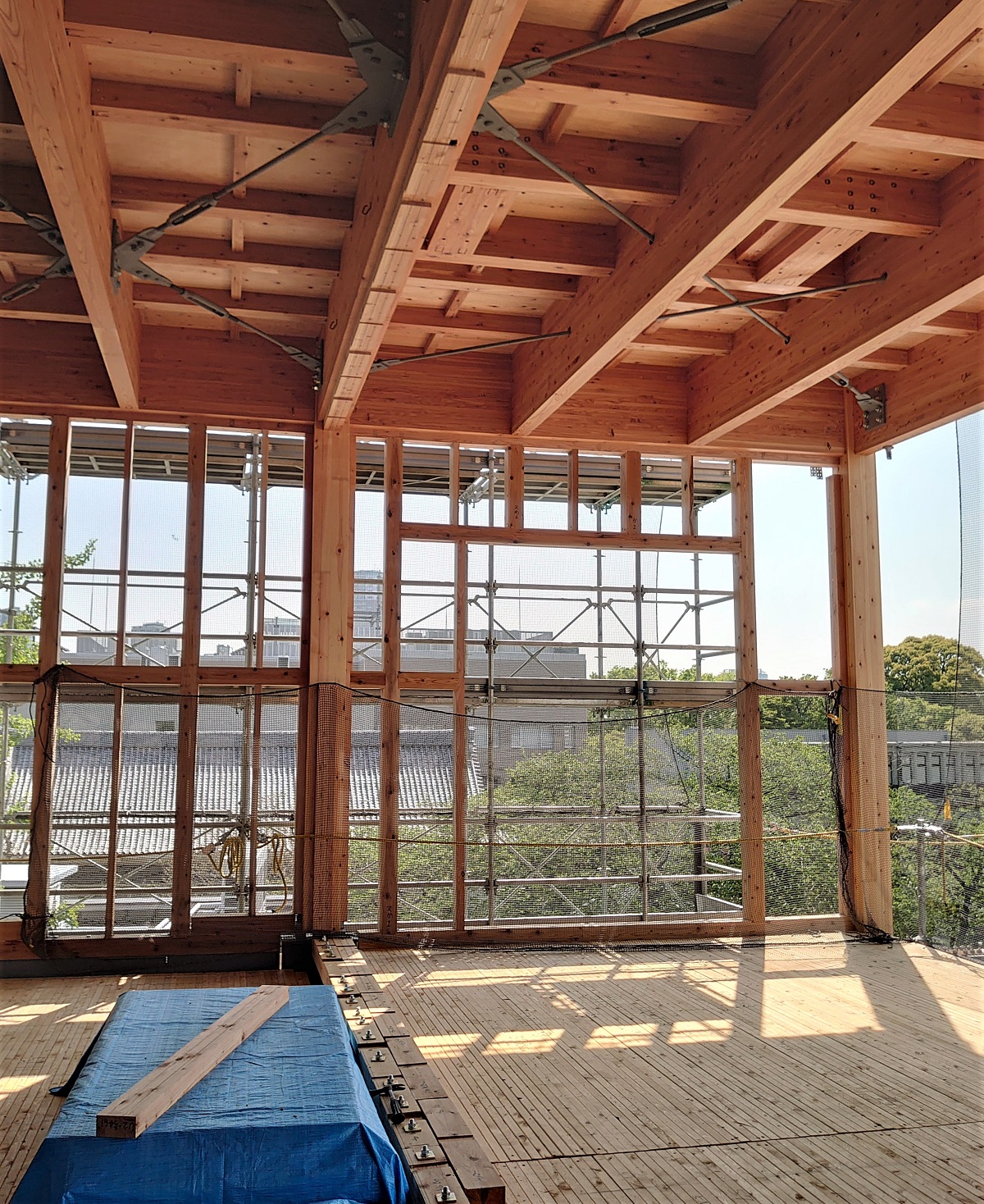 5階建ての施設は鉄骨造と木造の混構造で、5階は全て木造。見えている床はNLTで出来ている（写真：日経クロステック）