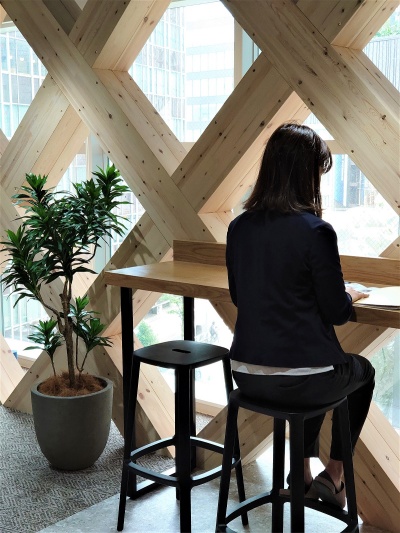 木鋼組子のそばに備え付けたカウンターテーブルで仕事をするイメージ(写真:日経クロステック)