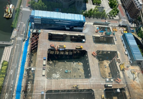 浜松町ビルディングから見下ろしたS棟の建設現場。S棟は2021年10月に着工しており、写真は22年5月下旬の様子（写真：日経クロステック）