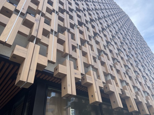 上智大学四谷キャンパス15号館北側の外装。木製のクロスを敷き詰めたような外観が特徴だ(写真:日経クロステック)