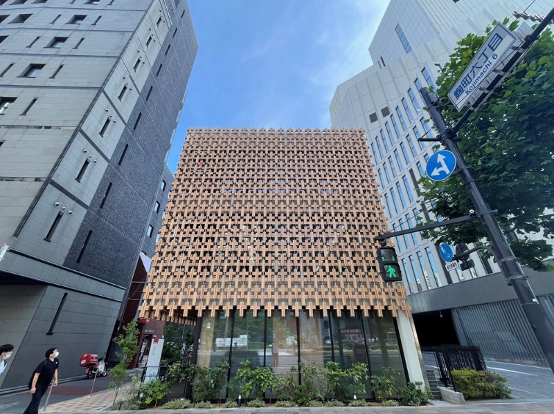 壁面を無数の木製クロスで覆う、環境配慮を追求した上智大学の新校舎が完成 | 日経クロステック(xTECH)