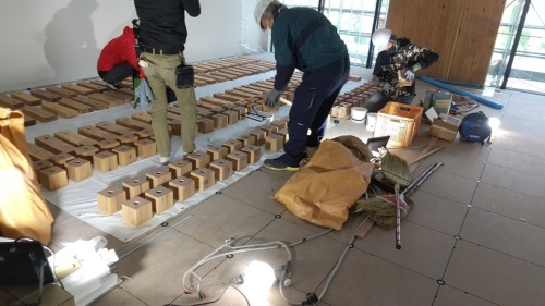 外装材に用いた木材。異なる太さのものを組み合わせて、格子状の外装を形成する(写真:住友林業)