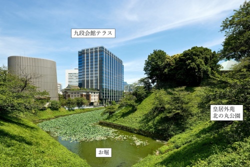 皇居外苑北の丸公園側から見た九段会館テラス(写真:鹿島の写真に日経クロステックが加筆)
