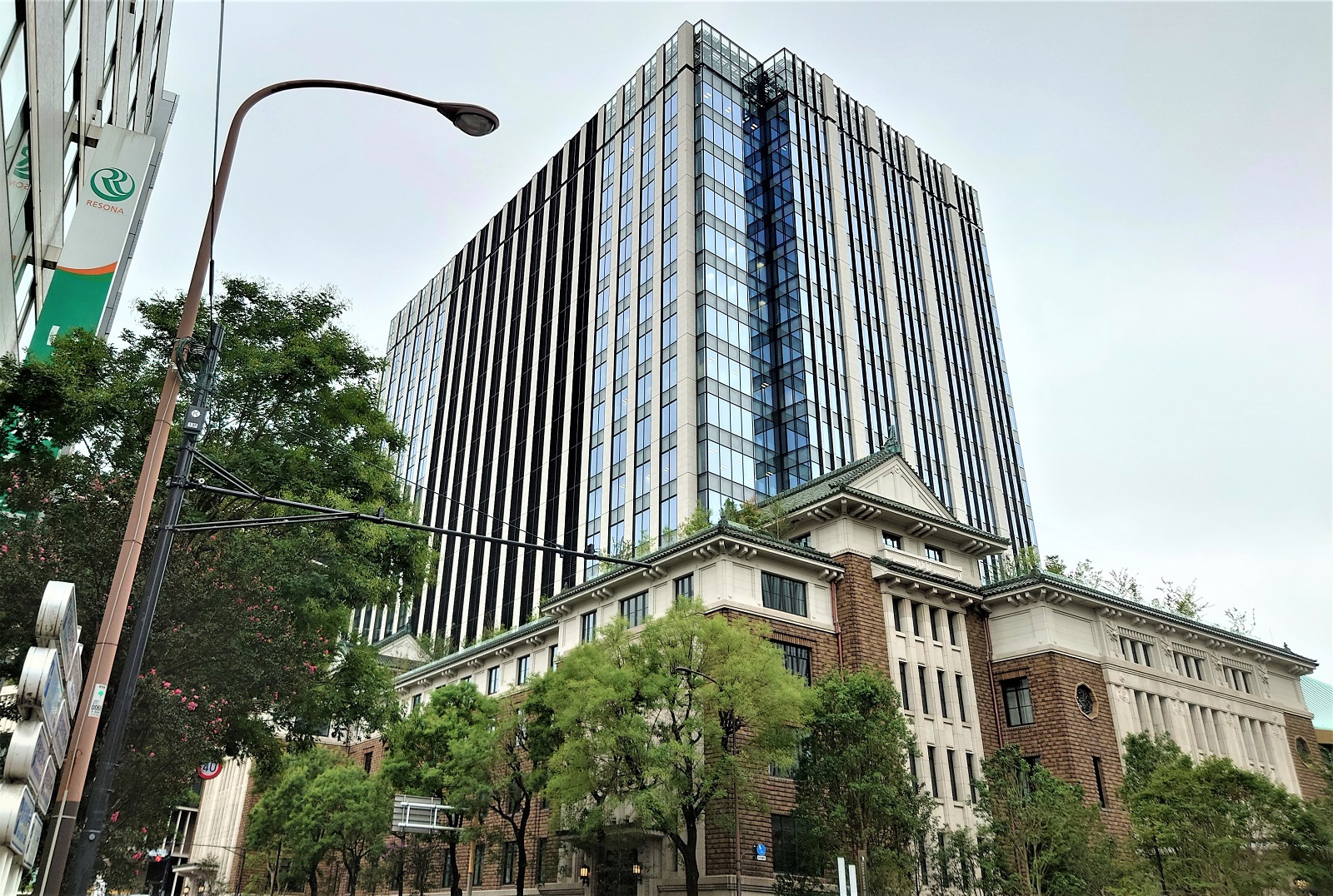 2022年10月1日に開業する「九段会館テラス（KUDAN-KAIKAN TERRACE）」。旧九段会館の保存棟とガラス張りの新築棟が一体化した建物になっている（写真：日経クロステック）