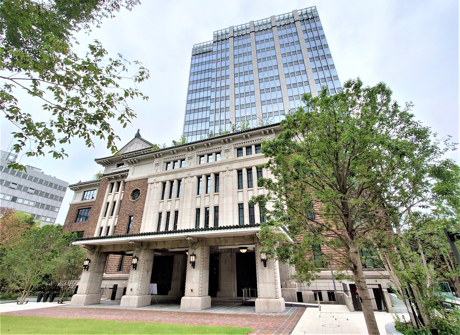 施設北側に設けた「九段ひろば」から正面玄関を見たところ。帝冠様式が一番よく分かる部分を残した（写真：日経クロステック）