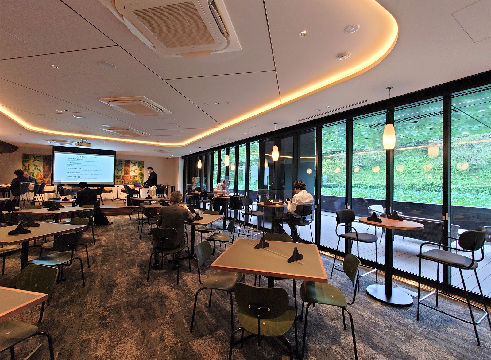 地下1階にある、健康に配慮した職域食堂「九段食堂 KUDAN-SHOKUDO for the Public Good」（写真：日経クロステック）
