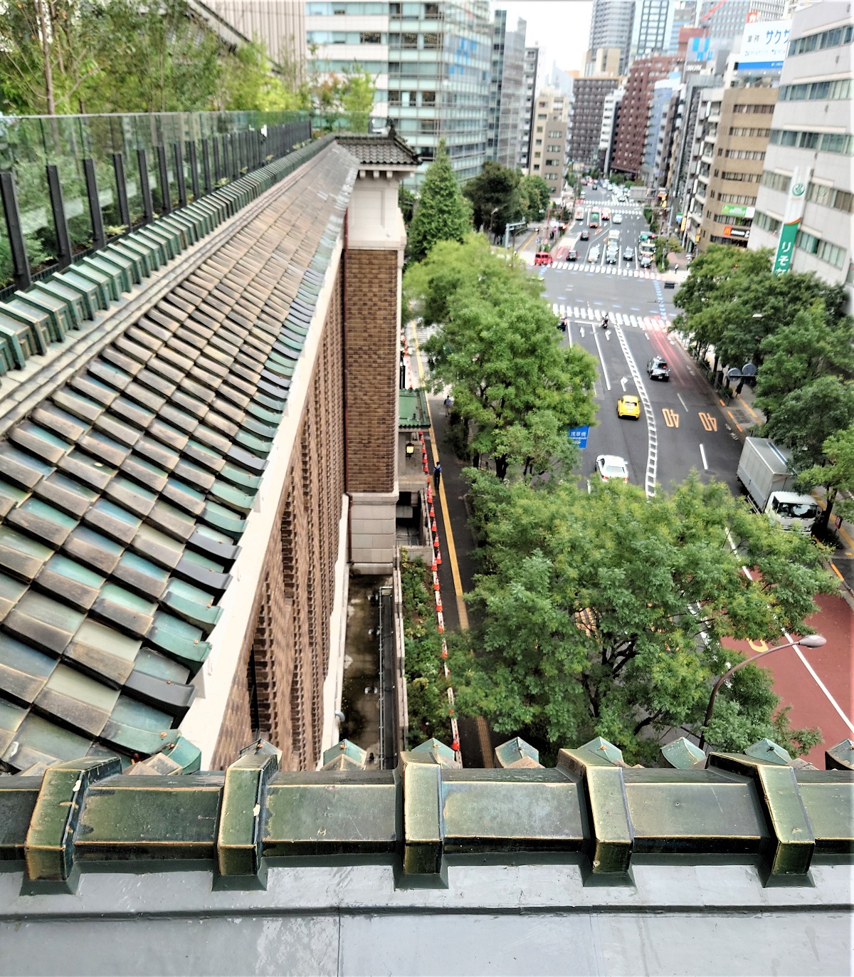 屋上庭園から下の道路に目を向けると、織部色の瓦やスクラッチタイルを間近に見られる（写真：日経クロステック）